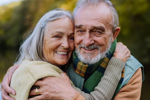 Senior Paar Liefde Knuffelen Elkaar Herfst Bos — Stockfoto