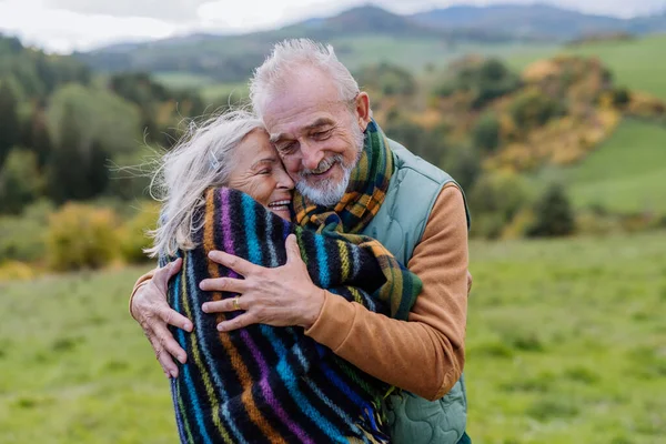 Senior Pár Lásce Objímání Navzájem Podzimním Lese — Stock fotografie