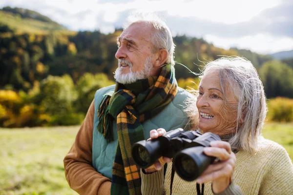 Seniorenpaar Blickt Beim Herbstspaziergang Mit Fernglas Auf Blick — Stockfoto