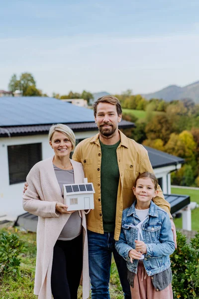 Glückliche Familie Hält Papiermodell Des Hauses Mit Den Sonnenkollektoren Alternative — Stockfoto