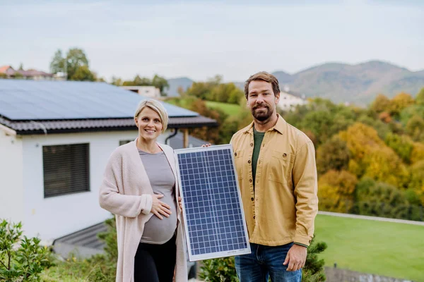 Szczęśliwa Para Pobliżu Domu Panelami Słonecznymi Alternatywna Energia Oszczędzanie Zasobów — Zdjęcie stockowe