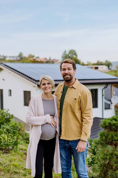 Evlerinin Önünde Fotovoltaik Güneş Panelleriyle Bekleyen Hamile Karısı Olan Mutlu — Stok fotoğraf