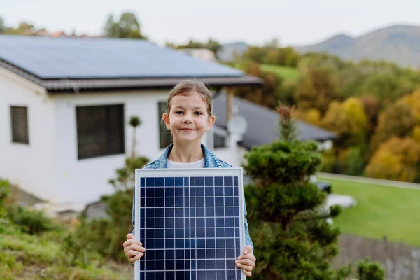 Kleines Mädchen Mit Einer Photovoltaik Solarzelle Alternative Energien Ressourcenschonung Und — Stockfoto