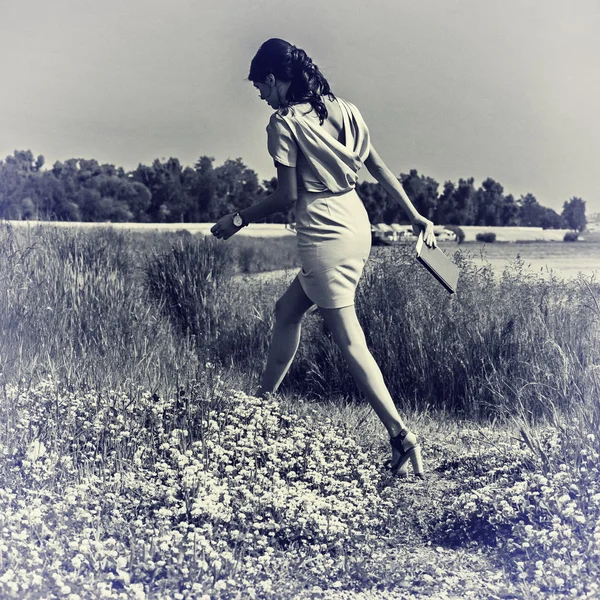 Fashionable woman by water — Stock Photo, Image