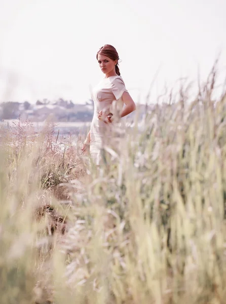 Fashionable woman by water — Stock Photo, Image