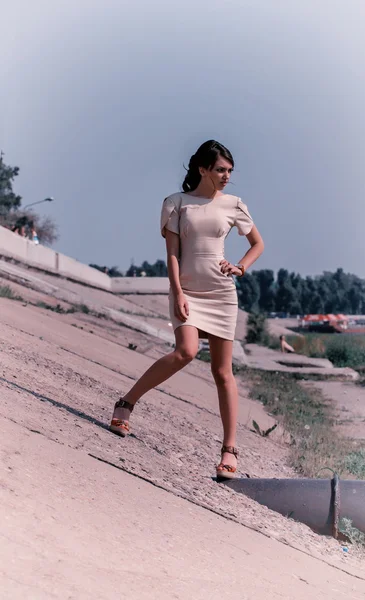 La mujer a la moda por el agua —  Fotos de Stock