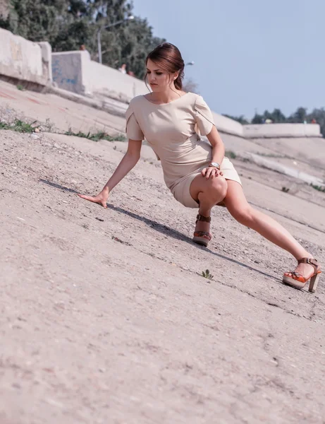 La mujer a la moda por el agua —  Fotos de Stock