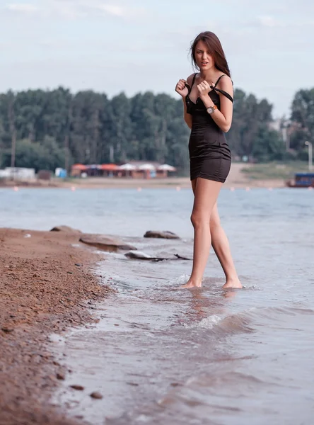 Modieuze vrouw door lake — Stockfoto