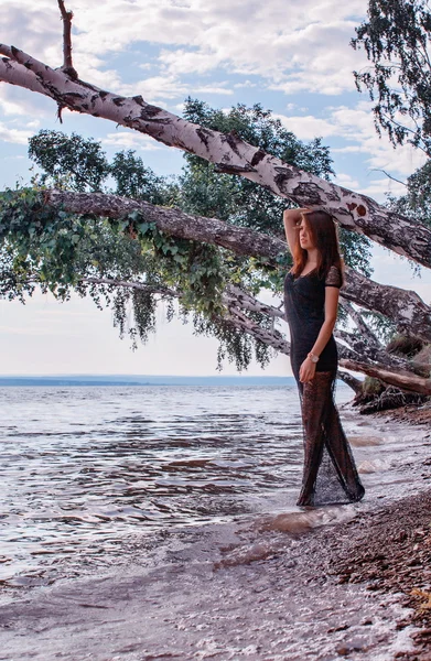 La mujer a la moda por el lago —  Fotos de Stock