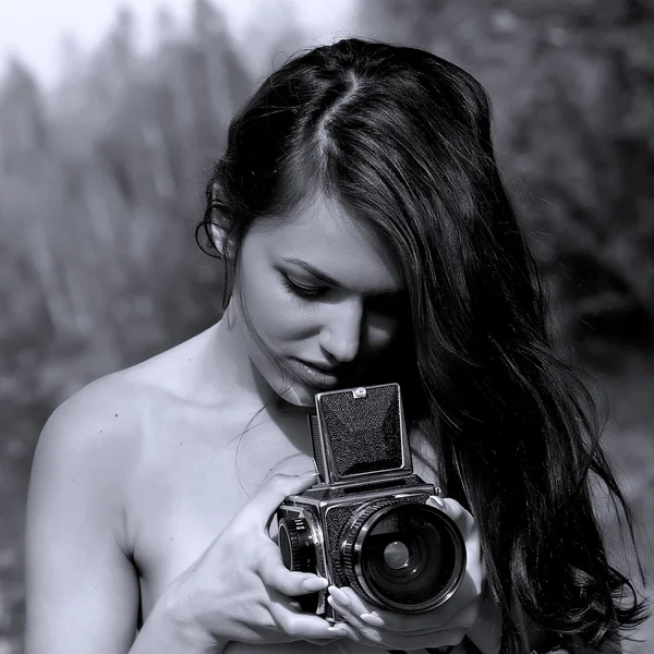 Woman in forest with camera — Stock Photo, Image