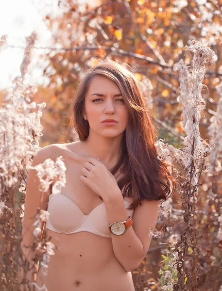 Mujer posando al aire libre —  Fotos de Stock