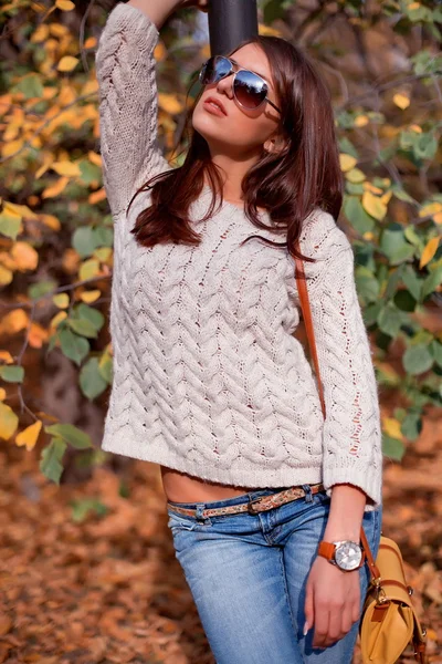 Jonge vrouw in herfst park — Stockfoto