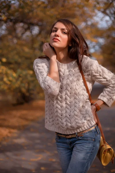 Mladá žena v podzimním parku — Stock fotografie