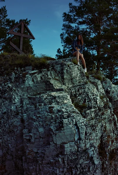 Жінка на краю скелі — стокове фото