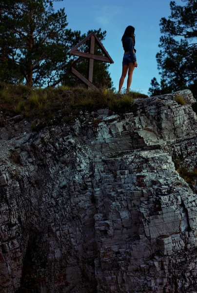 Kvinna på kanten av klippa — Stockfoto