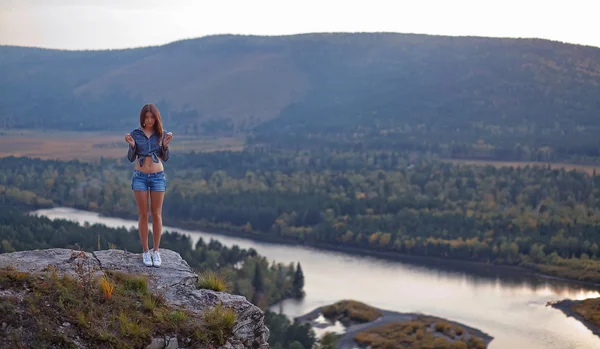 Woman scenic overlook — Stock Photo, Image