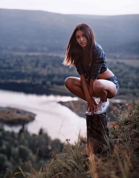 Woman scenic overlook — Stock Photo, Image