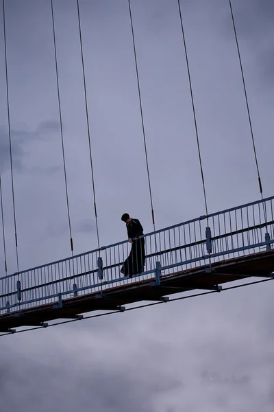 Μια γυναίκα που στέκεστε πάνω στην γέφυρα — Φωτογραφία Αρχείου