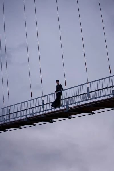 Una donna in piedi sul ponte — Foto Stock