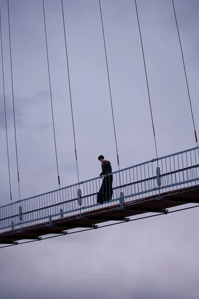 Köprüde duran bir kadın — Stok fotoğraf