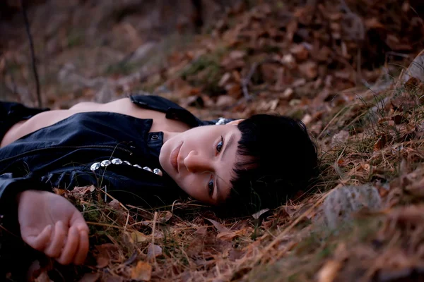 Woman in the autumn forest — Stock Photo, Image