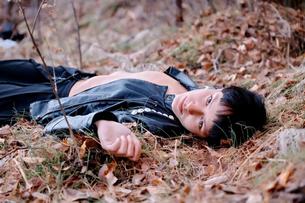 Γυναίκα σε φθινόπωρο δάσος — Φωτογραφία Αρχείου