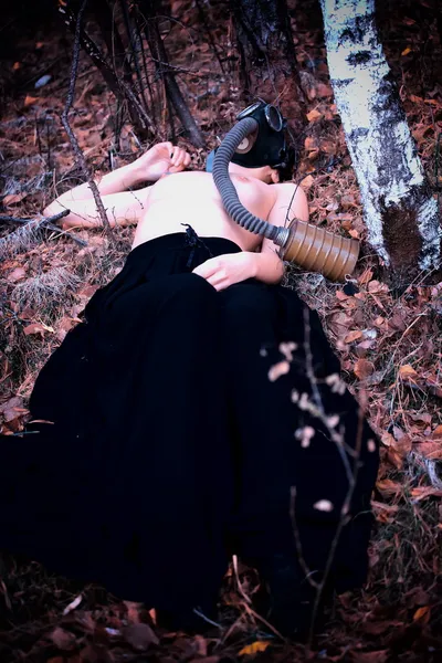 Een vrouw met een gasmasker — Stockfoto