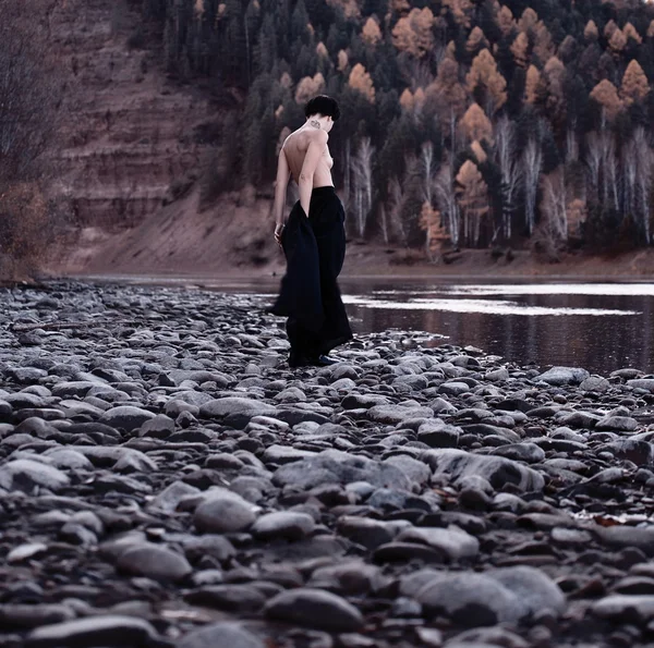 Kadın siyah Nehri yakınında — Stok fotoğraf