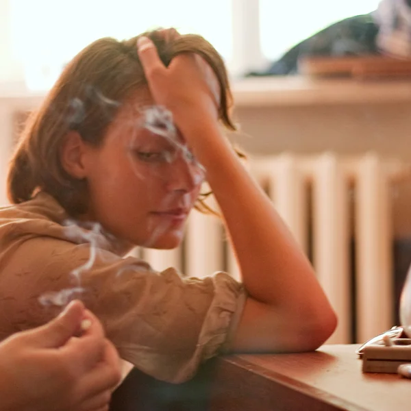 Woman smokes — Stock Photo, Image