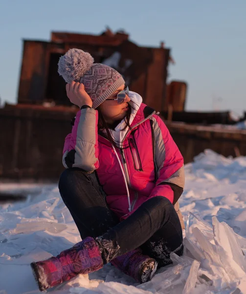 Junge Frau entspannt auf Schnee — Stockfoto