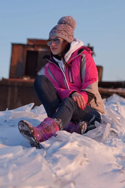 Junge Frau entspannt auf Schnee — Stockfoto