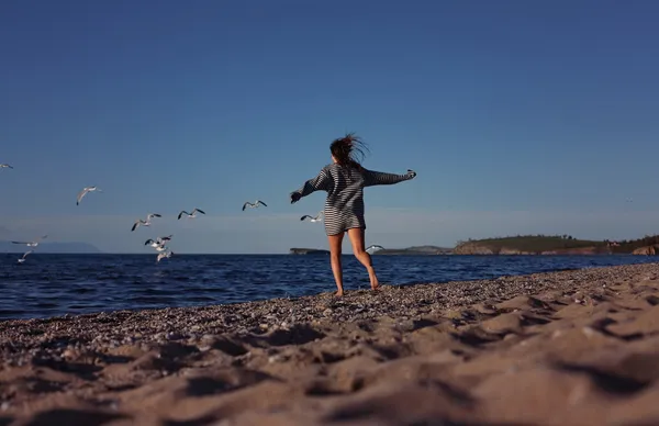 Mulher correndo na praia arenosa — Fotografia de Stock