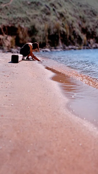 Üzgün kadın plajda oturdu — Stok fotoğraf