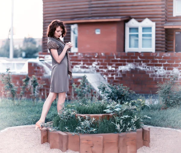 Kvinne i hage – stockfoto
