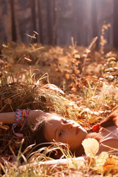 Teenage girl in forest — Stock Photo, Image