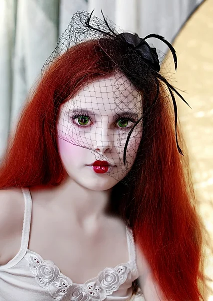 Krásná dívka s červenými vlasy s tváří panenku — Stock fotografie