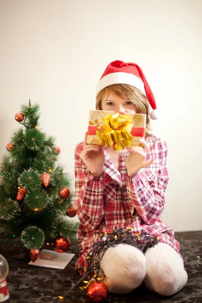 Beauty young girl with christmas gift — Stock Photo, Image