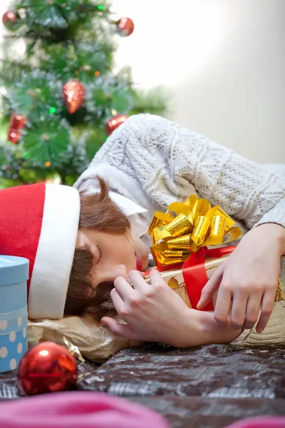La niña se quedó dormida con el regalo — Foto de Stock