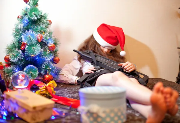 La niña se quedó dormida con el regalo — Foto de Stock