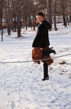 güzel kız kış manzarası