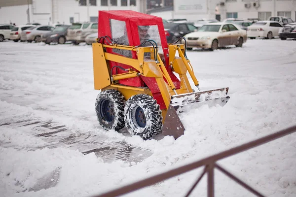 Снегоочиститель убирает снег — стоковое фото