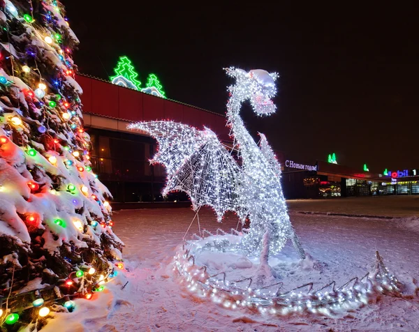 Árbol de Navidad y el dragón —  Fotos de Stock