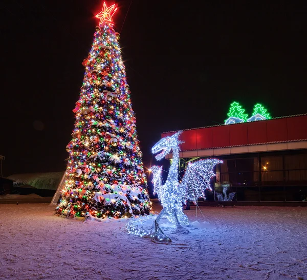 Árbol de Navidad y el dragón —  Fotos de Stock