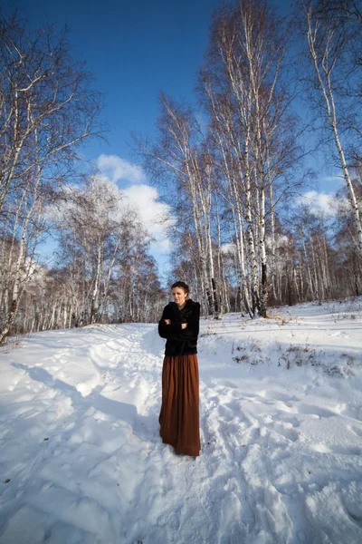 Bella ragazza sul paesaggio invernale — Foto Stock