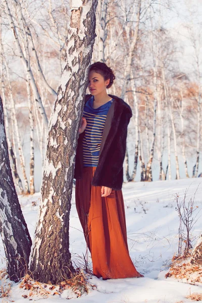 Mooi meisje op winterlandschap — Stockfoto