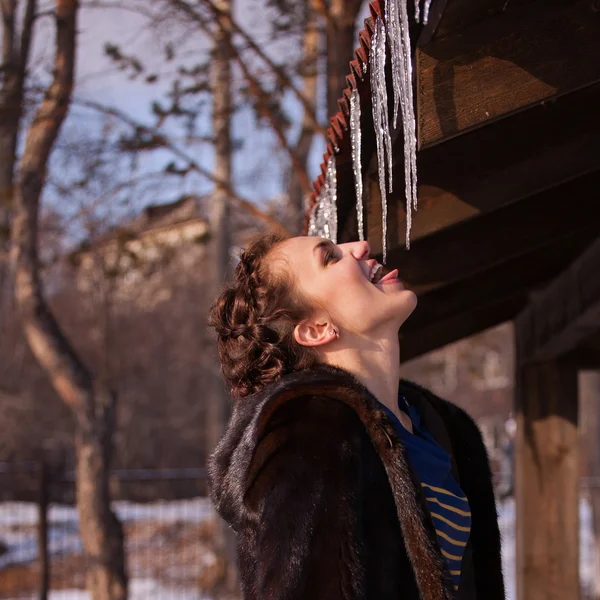 Schöne Mädchen auf Winterlandschaft — Stockfoto