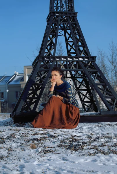 Bella donna vicino alla torre in inverno — Foto Stock