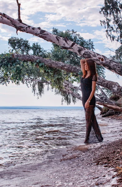 Модна жінка біля озера — стокове фото