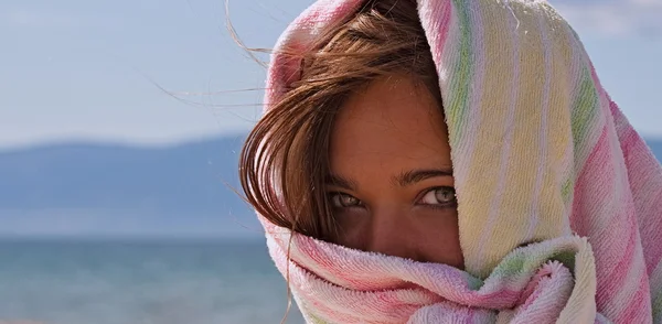 Uma jovem mulher bonita em um lenço de cabeça — Fotografia de Stock