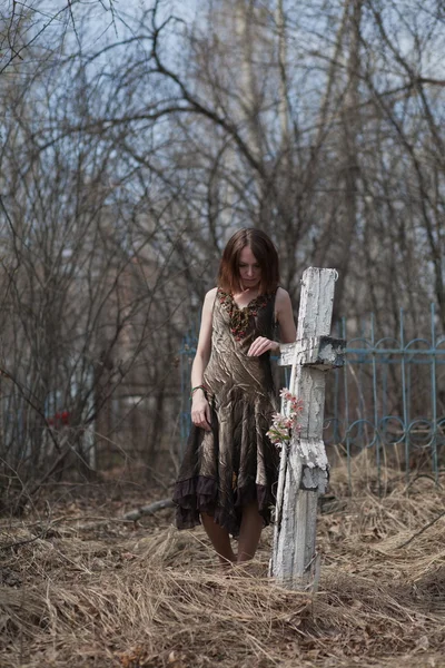 A woman in a cemetery — Stock Photo, Image